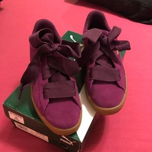 Puma women bow sneaker great condition